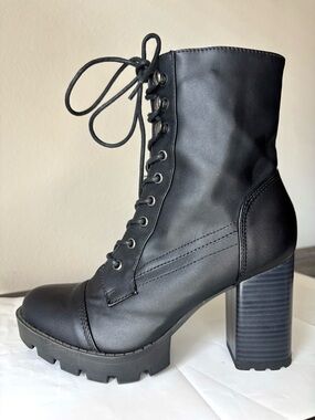 Wild Diva Black Lace Up Platform Heeled Ankle Boots Size 5.5